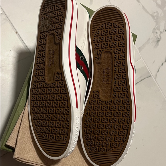 Gucci White Sneakers with Red and Green Accents - Picture 11 of 13